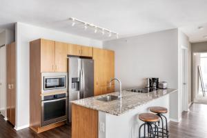 Streeterville 2br w pool gym nr Riverwalk CHI-880