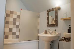 B&B / Chambres d'hotes Du cote de chez Swann 1 : Chambre Lit Queen-Size avec Balcon