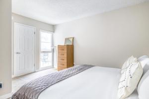 Redondo Beach 1BR w Pool Gym 1 block from beach LAX-440