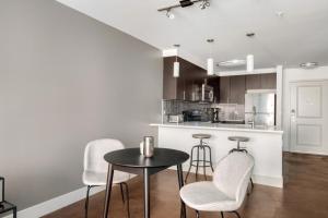 Bellevue 1br w wd gym lounge nr Downtown Park SEA-528