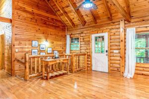 Spacious 7BR Modern Rustic Log Cabin Retreat, Hot Tub, Arcade Room