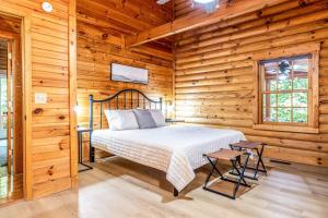 Spacious 7BR Modern Rustic Log Cabin Retreat, Hot Tub, Arcade Room