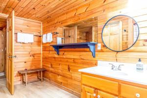 Spacious 7BR Modern Rustic Log Cabin Retreat, Hot Tub, Arcade Room