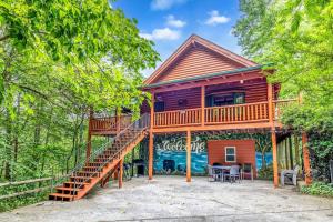Spacious 7BR Modern Rustic Log Cabin Retreat, Hot Tub, Arcade Room