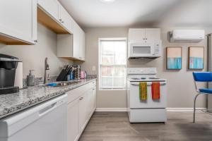 One-Bedroom Apartment room in Cozy 1 bed APT near Five Points! Bring your pets!