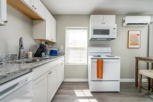 Vibrant 1 bed APT near Downtown Cola!