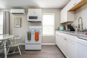 Luxury 1 bed APT near Five Point. Pets welcome!