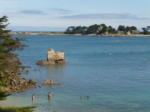 Maisons de vacances Breton cottage, 500 m beach, Penvenan, Pink Granite Coast : photos des chambres