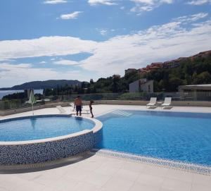 Стильная квартира с видом на море и библиотекой