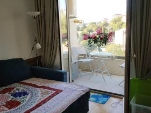 Стильная квартира с видом на море и библиотекой