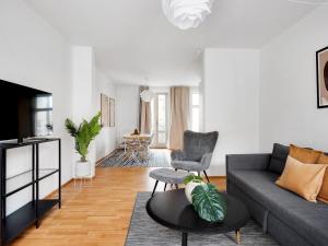 Sanders Constantin - Chic Two-Bedroom Apartment With Balcony