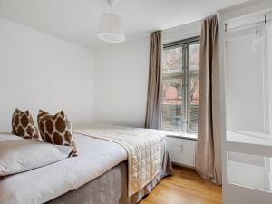 Sanders Constantin - Chic Two-Bedroom Apartment With Balcony