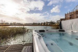 Lakeside Cotswolds Retreat with Private Hot Tubon Lower Mill Estate