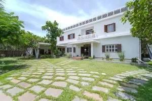 Villa Leakhena - Private Luxury Colonial Style 12 Bedrooms Pool Villa - Puok