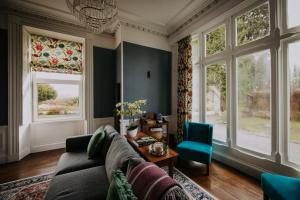 The Pheasant Lodge Spacious Georgian Apartment with Log Fire and Garden Views