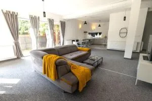 Modern 4 bedroom near Warsaw parking/wifi/200m2 - 亚赫兰卡