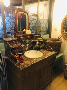 LOFT D ARTISTES AVEC PATIO AU PORT DE NICE