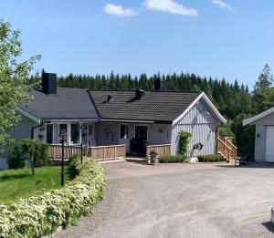 Hybel i underetasje 700m fra strand