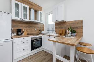 Green Square Apartment with Balcony Świnoujście by Noclegi Renters