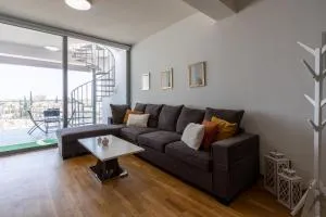 Jay's Penthouse 2-BR Apt W/ Terrace in Larnaca - Vuda