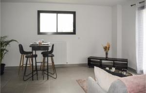 Stunning Apartment In Lantic With Wifi