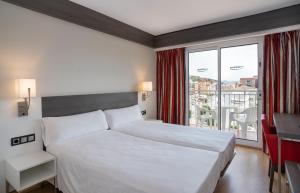 Twin Room with Balcony room in Medplaya Hotel Santa Monica