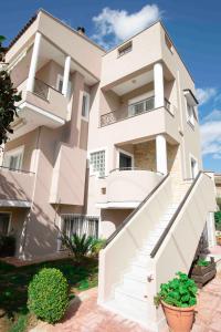 Helios: Charming beach home next to crystal waters