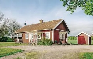 2 Bedroom Cozy Home In Lyrestad - Lyrestad
