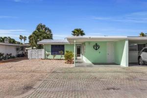 Villa Bella Newly Remodeled With Private Dock and Pool & Cabana Club Access - 7 night minimum stay