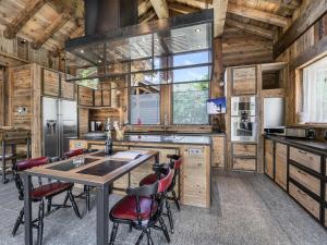 Chalets Chalet Meribel, 7 pieces, 14 personnes - FR-1-566-5 : photos des chambres