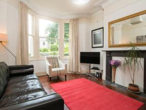 Spacious 4 Bedroom Character Home in Pontcanna