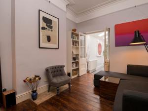 Spacious 4 Bedroom Character Home in Pontcanna