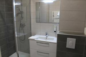 Hotels Hotel Restaurant Le Saint Clement : photos des chambres