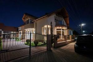 MeLux Airport House