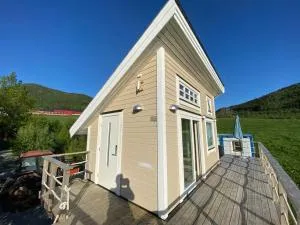 Minihus med drømmeutsikt til Sunnmørsalpene - Apelset Minihus med drømmeutsikt til Sunnmørsalpene - Apelset