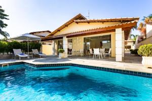 Linda casa na praia da Enseada - 150mts da praia