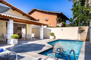 Linda casa na praia da Enseada - 150mts da praia