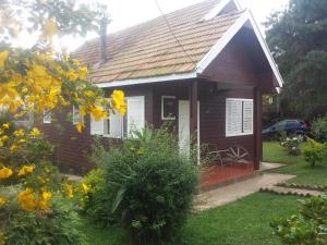 Chale de Madeira - Lareira e Fogueira---lindo gramado com mesa para café da manhã, churrasqueira e fogueira