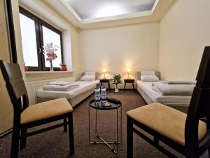 Standard Twin Room with Shared Bathroom room in Helvetia Plus