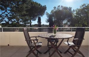 Maisons de vacances Awesome home in Thzan-ls-Bziers with 5 Bedrooms, WiFi and Outdoor swimming pool : photos des chambres