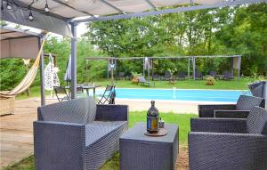 Maisons de vacances Gorgeous Home In Cormatin With Private Swimming Pool, Can Be Inside Or Outside : photos des chambres