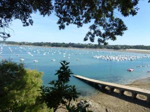 Maisons de vacances Stone house typical of the Pays de Rance, 900m from the beach : photos des chambres