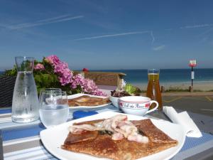 Maisons de vacances Stone house typical of the Pays de Rance, 900m from the beach : photos des chambres