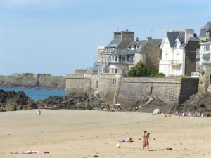 Maisons de vacances Stone house typical of the Pays de Rance, 900m from the beach : photos des chambres