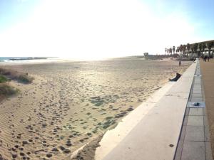 Joli 2 pièces à 200m des plages avec terrasse et parking - FR-1-338-163