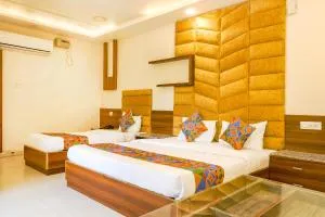 FabHotel Royal Aanandam - 占西