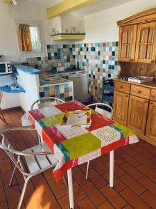 Maisons de vacances Location climatisee, piscine, animaux acceptes, jardin cloture, parking, provence , wifi : photos des chambres
