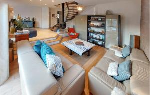 Beautiful Home In Montfort-Sur-Meu
