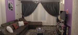 شقه مفروشه فندقيه رائعه 220م مكيفه معقمه انترنت مجاني السكن للعائلات والأسر فقط وليس أفراد