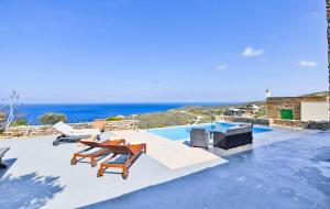 Villa Eliza with a swimming pool and sea view in the area of Otzia, on the island of Kea